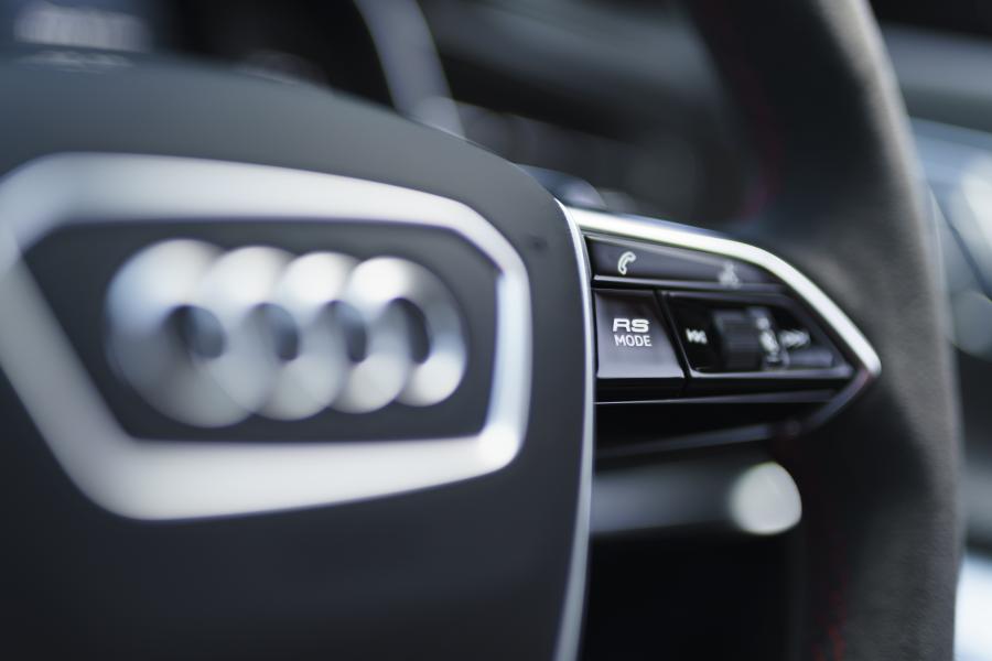 Детали интерьера Audi RS6 Avant (C8) 2020 года  (UK) (фото 120 из 150)
